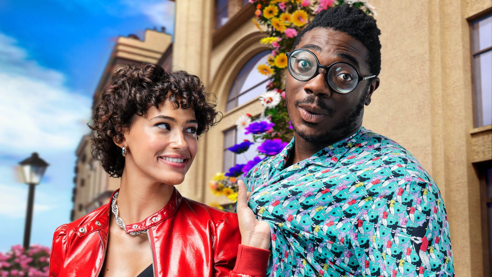 赤いジャケットを着た女性が、水色の柄シャツを着た男性をいちゃつくように見つめながら微笑んでいる。さらに、シャツを引っ張っている。