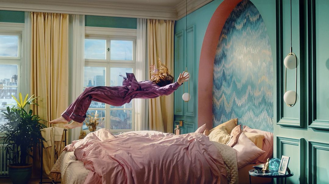 ベッドに落ちる人