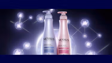 紫とピンクのシャンプーボトル、球体の光